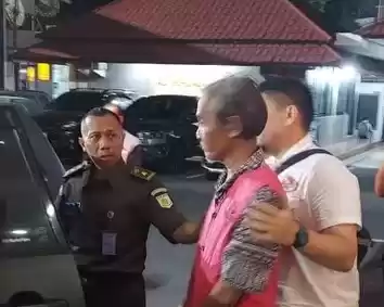 Bekas bankir bank plat merah digiring ke mobil tahanan untuk selanjutkan dijebloskan ke dalam tahanan Rutan Salemba.