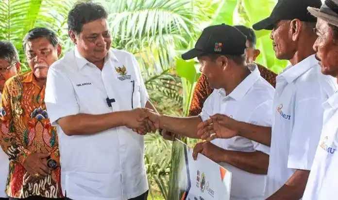 Menteri Koordinator Bidang Perekonomian Airlangga Hartarto menyerahkan bantuan kepada petani sawit saat temu wicara di Desa Sialang, Kabupaten Deli Serdang, Sumatera Utara, Jumat (26/1/2024) (Foto: Dok MI/Antara)