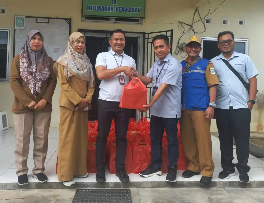 PT Timah Serahkan Bantuan Makanan Cepat Saji Bagi Warga Pangkalpinang Terdampak Banjir [Foto: Doc. PT Timah]