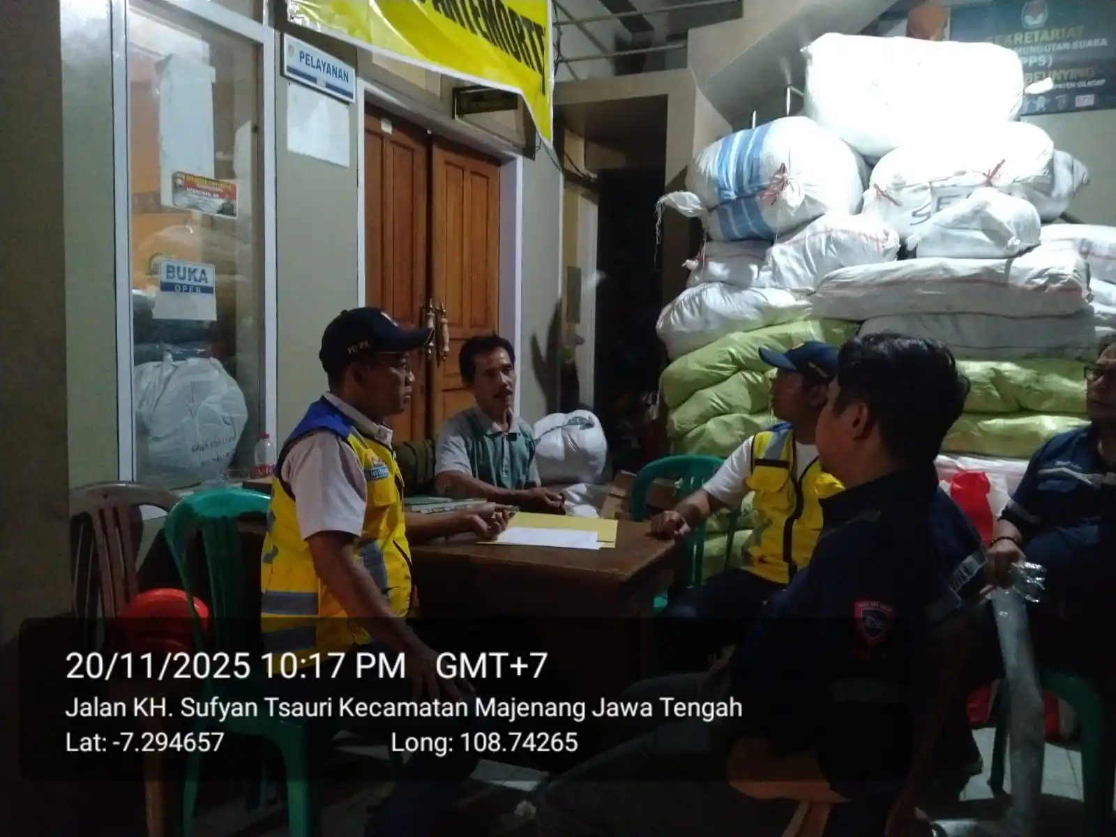 Kementerian PU melalui Balai Besar Wilayah Sungai (BBWS) Citanduy menyalurkan bantuan berupa 400 set selimut dan 380 unit kasur lipat kepada korban tanah longsor di Desa Cibeunying, Kecamatan Majenang, Kabupaten Cilacap, Sabtu (22/11). (Foto: PU)