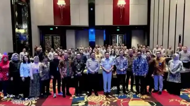 Foto bersama usai acara "Penandatanganan SOP Layanan Samsat dan Perjanjian Kerjasama Tim Pembina Samsat Jawa Barat dengan Perbankan", pada Jumat (1/8/2025). (Foto: Tanggapan layar).