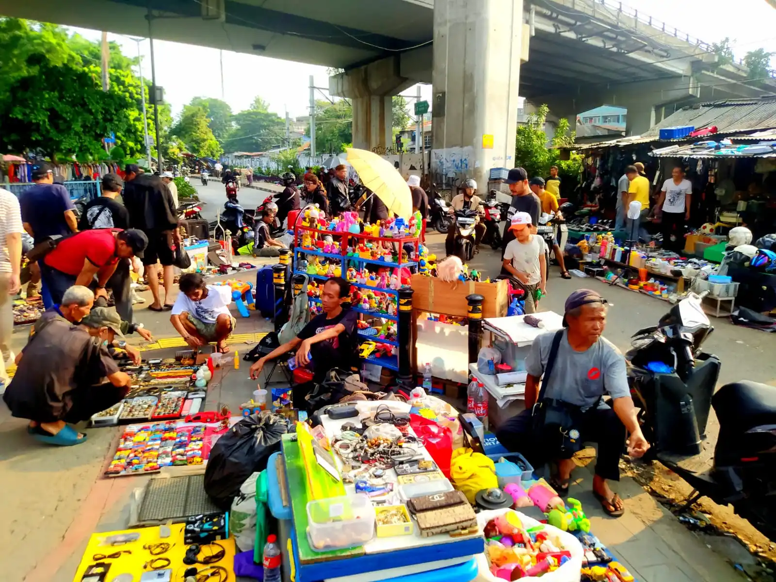 Di Jalan Panjang, Jakarta Selatan (lebih dikenal dengan bawah kolong) ada di dekat Permata Hijau, dikenal sebagai salah satu lokasi yang menjadi  tempat jualan barang-barang bekas. Setiap Sabtu Minggu dari jam 10.00 pagi hingga malam hari, selalu ramai dikunjungi masyarakat penghobi barang bekas seperti baju, sepatu, jam tangan, batu akik, tas dan lain-lain (Foto: Dok MI)