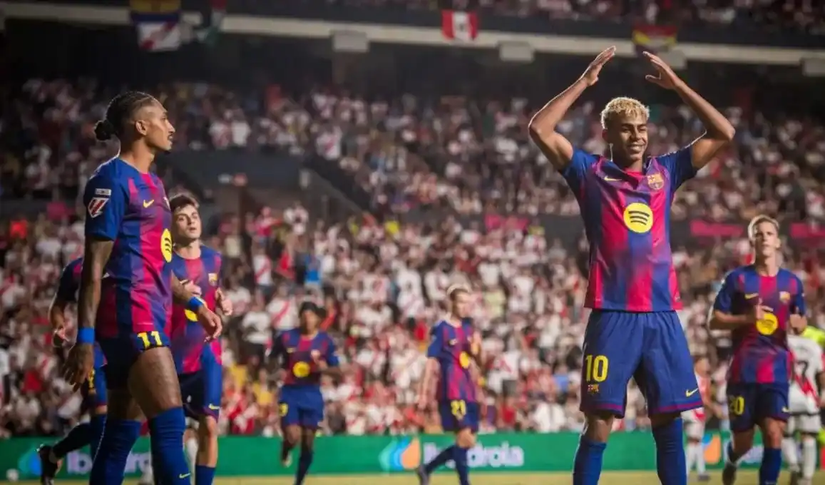 Penyerang sayap Barcelona Lamine Yamal (kedua dari kanan) merayakan gol yang dicetaknya ke gawang Rayo Vallecano pada laga lanjutan Liga Spanyol 2025/2026 di Stadion Vallecas, Madrid, Minggu (31/8/2025) waktu setempat.