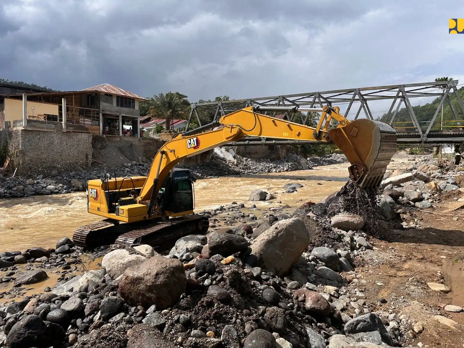 Kementerian Pekerjaan Umum melakukan normalisasi Batang Sumpur di Kabupaten Tanah Datar