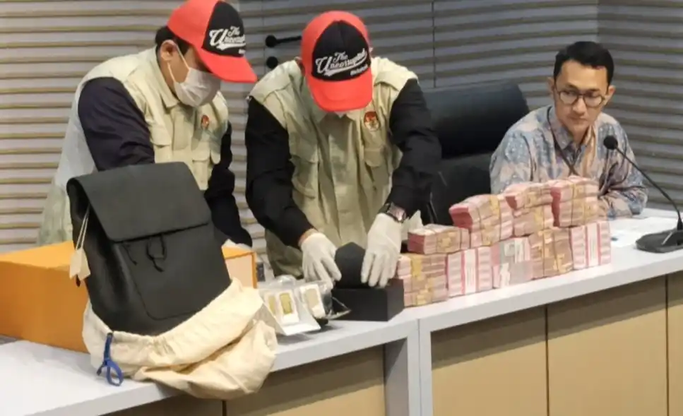 KPK menampilkan sejumlah barang bukti OTT kasus suap di lingkungan Bea Cukai (Foto: Dok.MI/Albani)