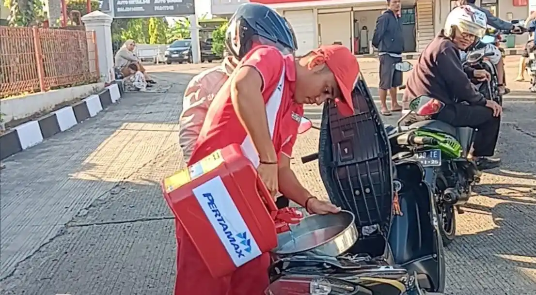 Petugas SPBU dalam membantu mengisi BBM untuk pengendara di Bengkulu. ;Foto: Doc. Pertamina]