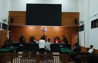 Majelis hakim Pengadilan Negeri Serang menjatuhkan vonis terhadap 5 terdakwa kasus Kadin Cilegon minta proyek Rp 5 triliun. Kelima terdakwa divonis masing-masing 1 tahun 6 bulan penjara.
