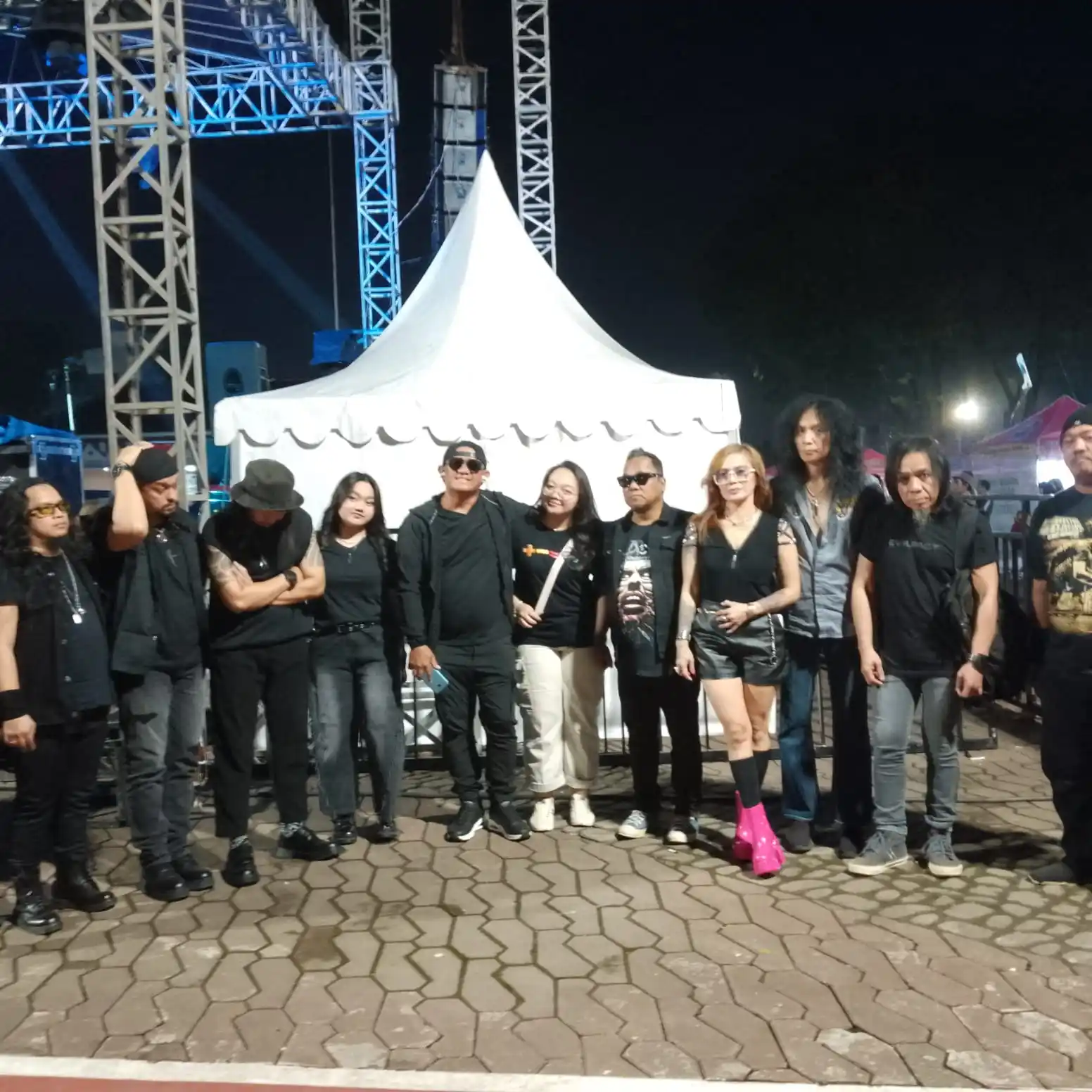 Ribuan warga memadati Alun-Alun Kota Bekasi pada Jumat, 30 Januari 2026, dalam kemeriahan panggung musik yang menghadirkan band rock Lawang Pitu bersama gitaris legendaris Eet Sjahranie. Acara yang menjadi bagian dari PRBS 2026 ini tidak hanya menyuguhkan konser kolaborasi para musisi papan atas, tetapi juga diramaikan bazar UMKM, kuliner, serta pertunjukan seni budaya seperti lenong Betawi, pencak silat, dan musik koplo ambyar.