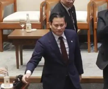 Rapat Paripurna DPR RI Ke-12 Masa Persidangan III Tahun Sidang 2025-2026 resmi menyepakati Thomas Djiwandono sebagai deputi gubernur Bank Indonesia (BI) baru.