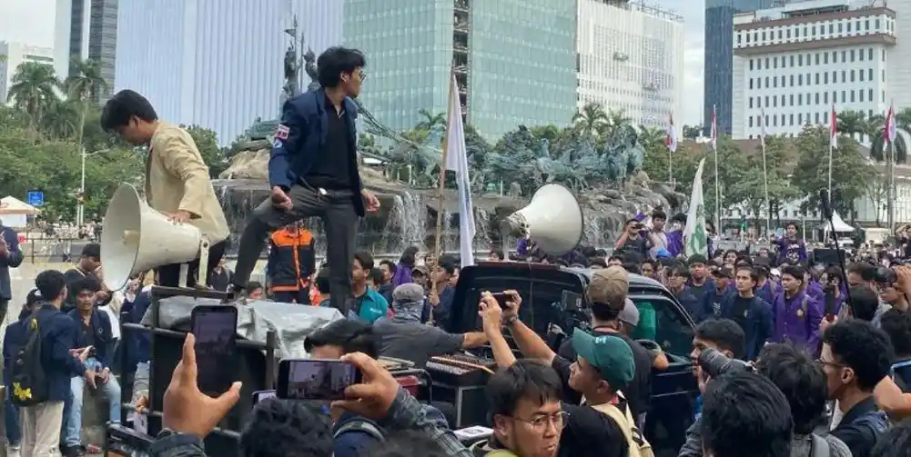 Mahasiswa yang merupakan massa dari BEM SI berdemonstrasi di area Patung Kuda, Jakarta Pusat.
