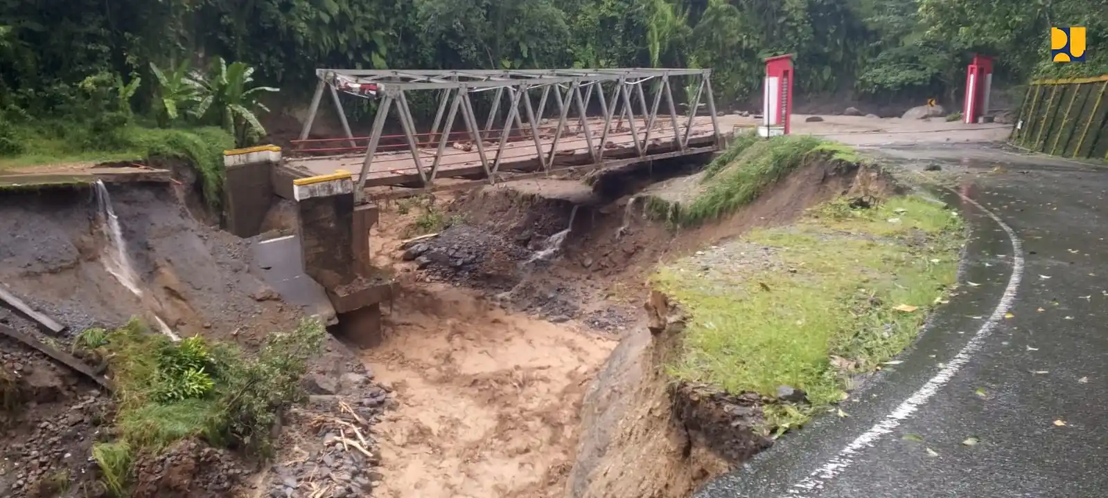 Salah satu jembatan yang ambruk akibat banjir dan longsor di Aceh.