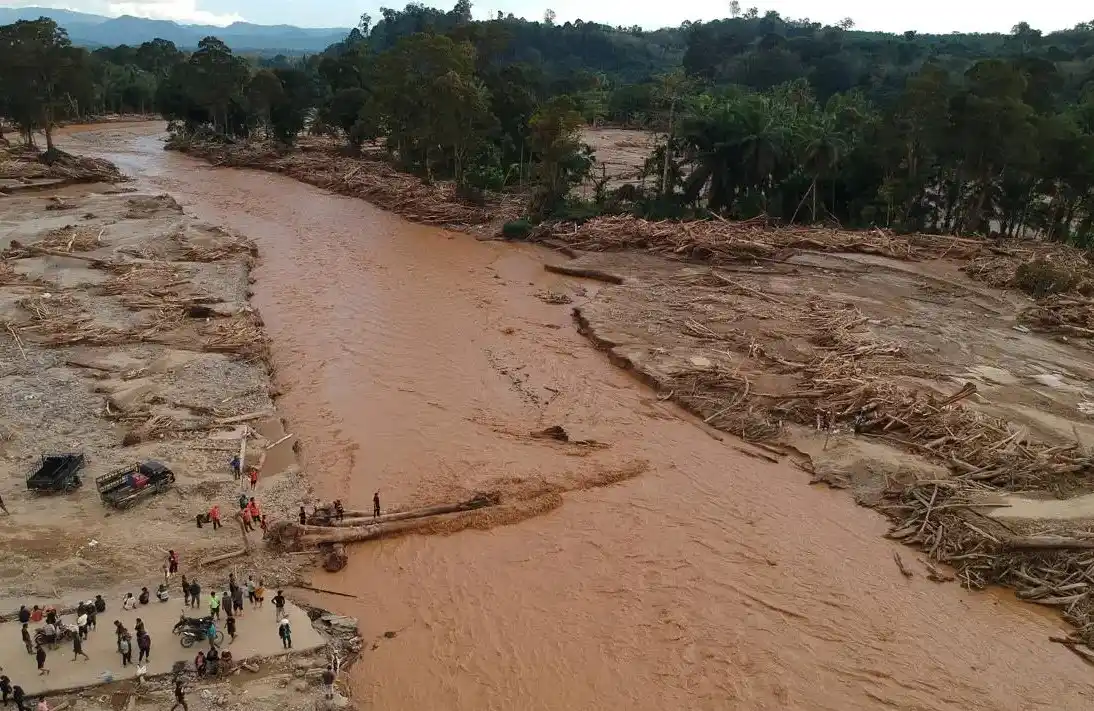 Foto udara kondisi jalan yang putus akibat banjir bandang di Desa Aek Garoga, Kecamatan Batang Toru, Kabupaten Tapanuli Selatan, Sumatera Utara, Minggu (30/11/2025). (ANTARA FOTO/Yudi Manar)