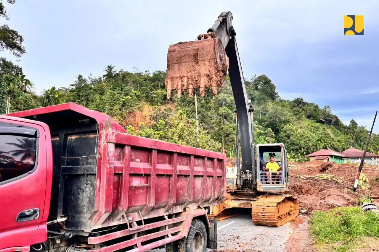 Kementerian Pekerjaan Umum melakukan percepatan penanganan banjir dan longsor di Sumatera Barat dengan mengirim alat berat ke berbagai titik bencana