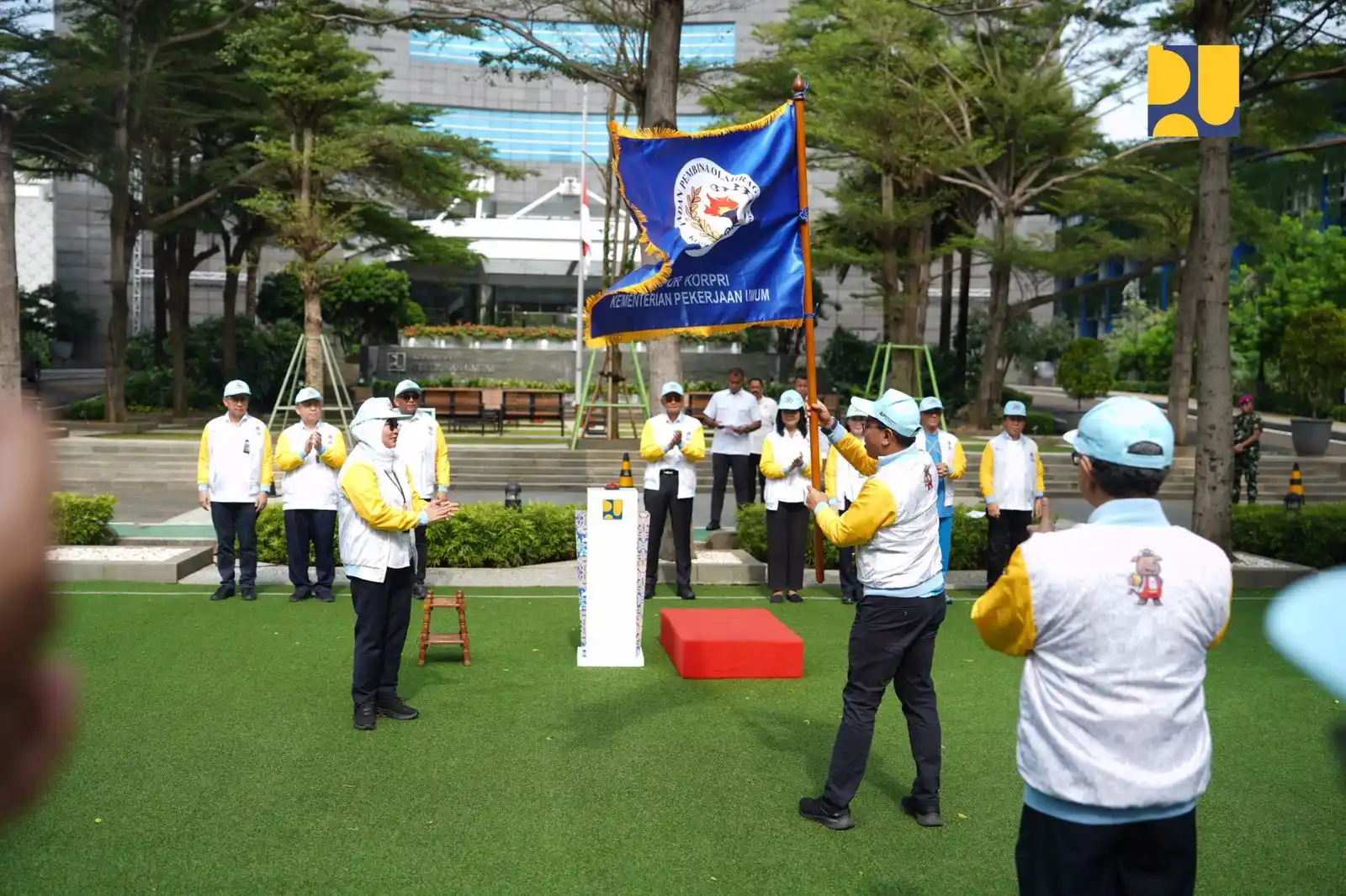 Menteri Pekerjaan Umum, Dody Hanggodo menyerahkan panji olahraga Kementerian PU kepada salah satu atlit Kementerian PU yang akan mengikuti PORNAS KORPRI XVII 2025 di Palembang, Sumsel, Jakarta, 30 September 2025. (foto:dok PU).