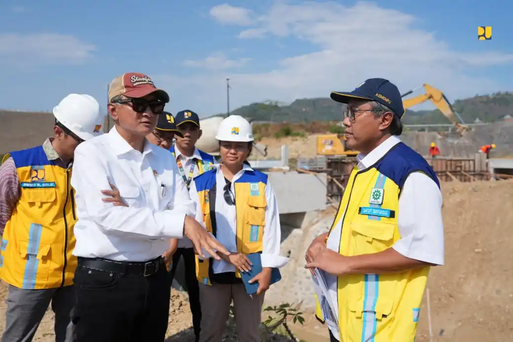 Menteri Pekerjaan Umum Dody Hanggodo meninjau pembangunan Jaringan Irigasi Pidekso yang direncanakan selesai Desember 2025. (foto: dok PU)