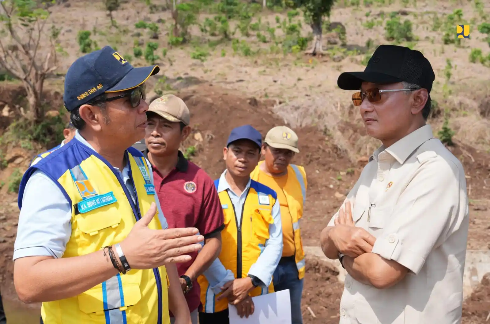Menteri Pekerjaan Umum, Dody Hanggodo mendengarkan penjelasan dari tim teknis PU terkait multifungsi Bendungan Tanju, Dompu, Nusa Tenggara Barat, Minggu (21/9). (Foto: Dok PU)