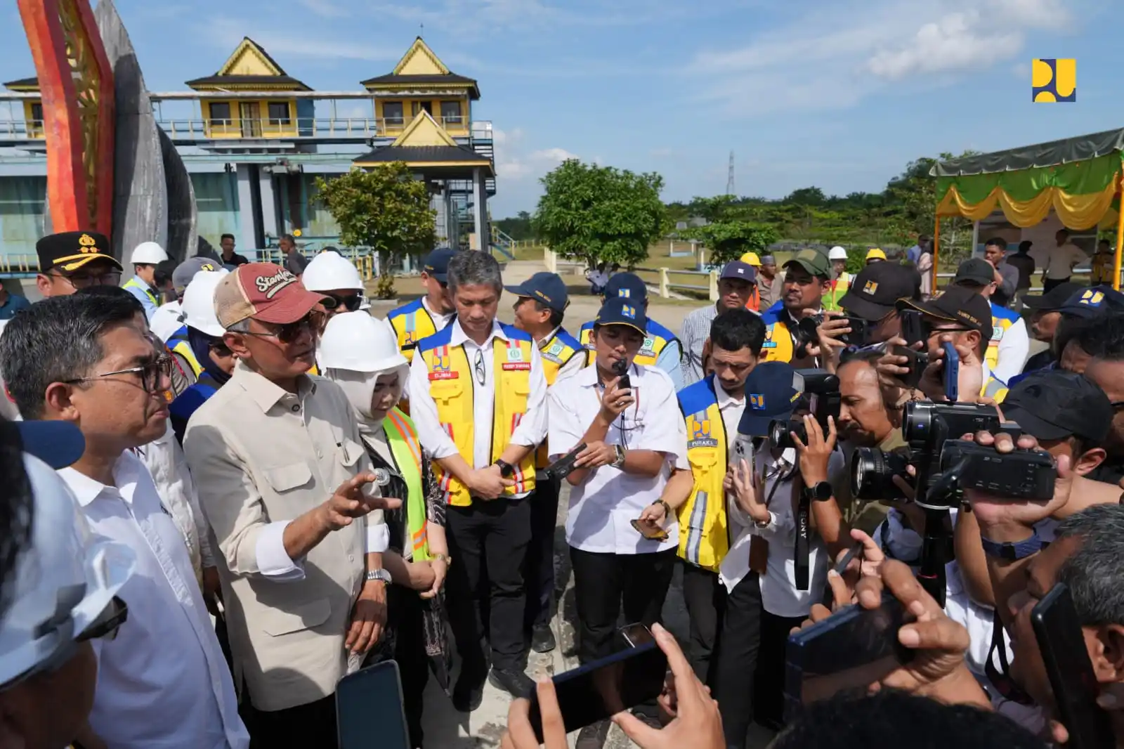 Menteri Pekerjaan Umum, Dody Hanggodo memberikan keterangan pers usai meninjau Bendungan Wampu terkait rencana pembangunan jaringan irigasi Bendungan Wampu di Langkat, Sumatera Utara, Sabtu (8/11). (Foto: PU)