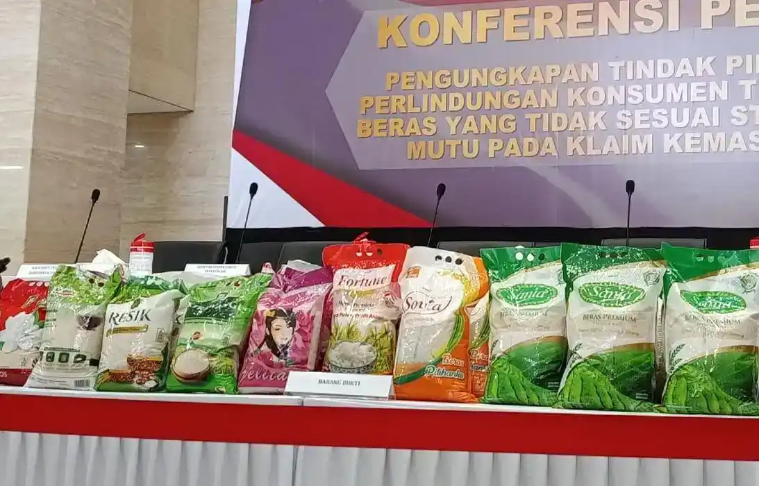 Beras kemasan berbagai merek yang diekspose Bareskrim Polri dalam kasus pemalsuan mutu beras alias oplosan [Foto: Ist]