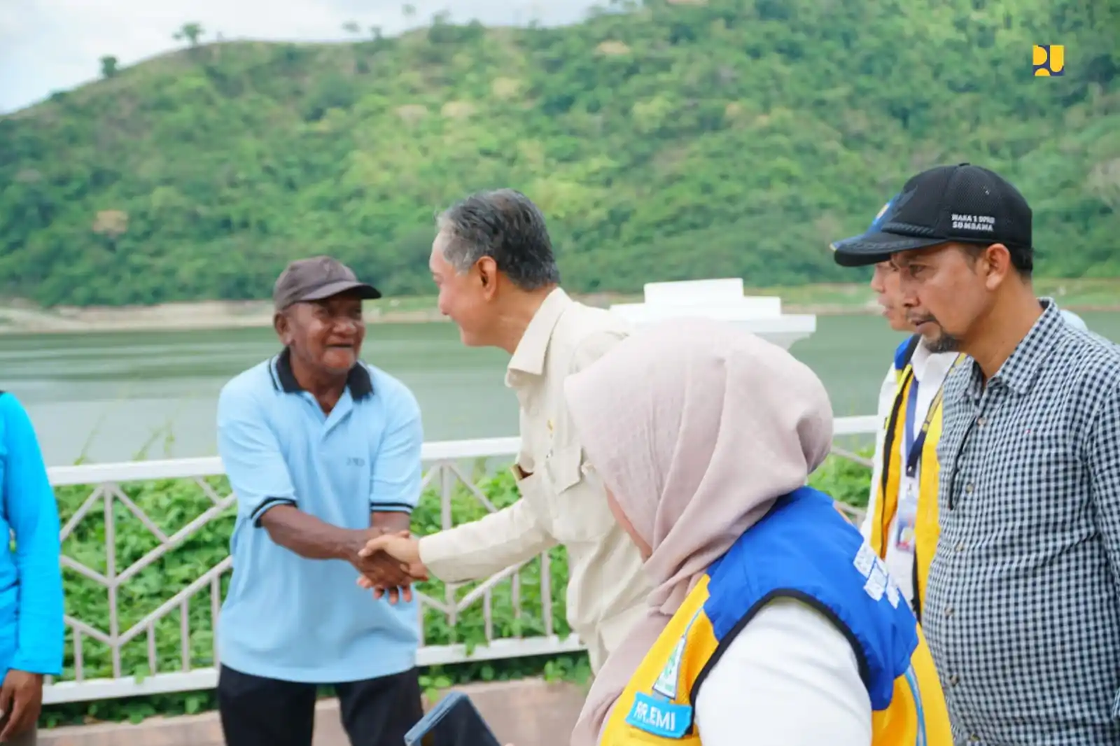 Menteri Pekerjaan Umum, Dody Hanggodo meninjau Bendungan Beringin Sila yang berfungsi untuk irigasi dan mendukung swasembada pangan nasional di Sumbawa, NTB, Sumbawa, Minggu (19/10). (Foto: Dok PU)