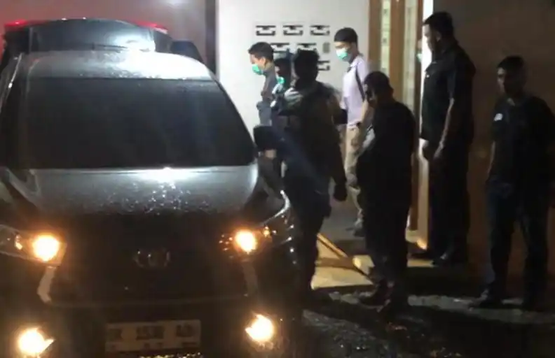 Komisi Pemberantasan Korupsi (KPK) membawa satu koper usai menggeledah Kantor Dinas Pekerjaan Umum dan Penataan Ruang (PUPR) Sumatera Utara di Jalan Sakti Lubis, Medan, Selasa (1/7/2025).