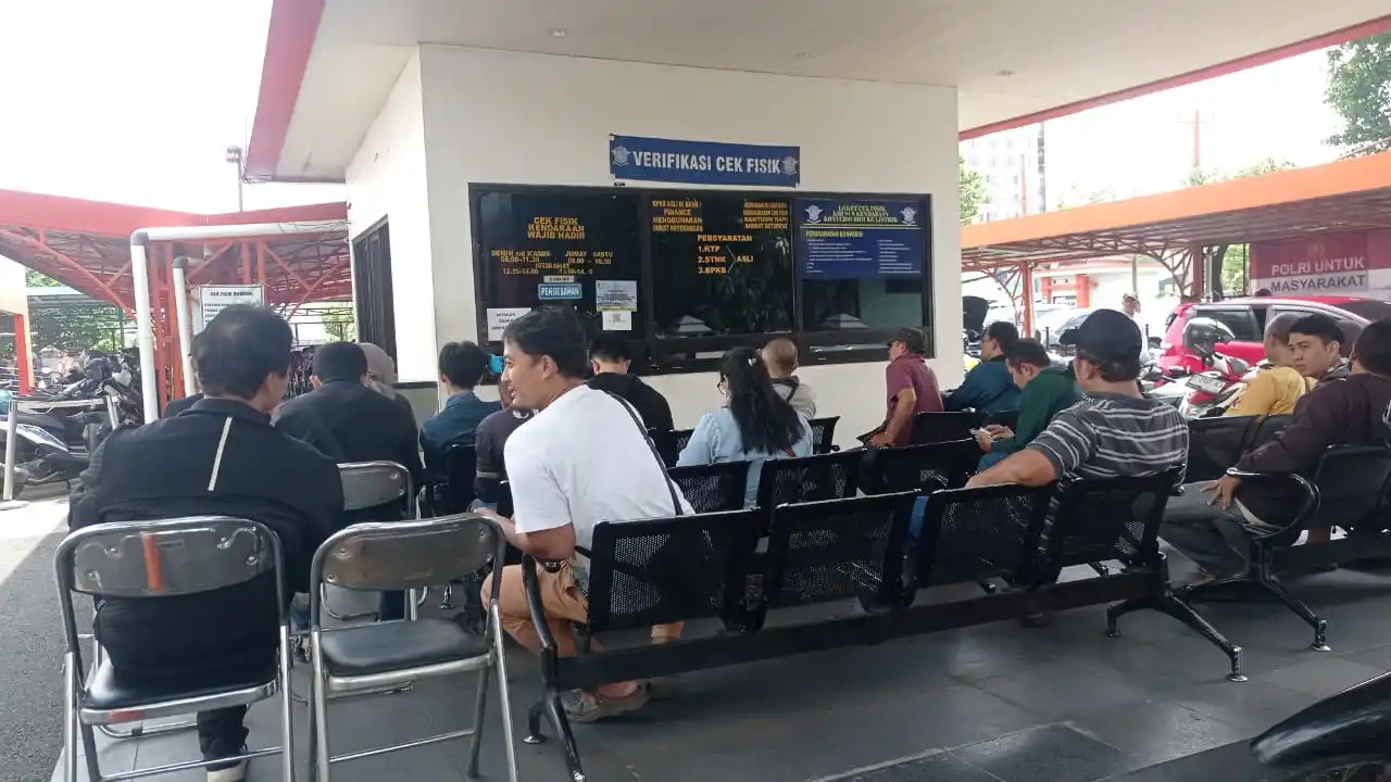 uasana antrean wajib pajak di depan loket Cek Fisik Samsat Bandung Tengah, Jl Kawaluyaan Raya, Kota Bandung, Jawa Barat, Sabtu (22/3/2025). (Foto: MI/Sugiyanto)