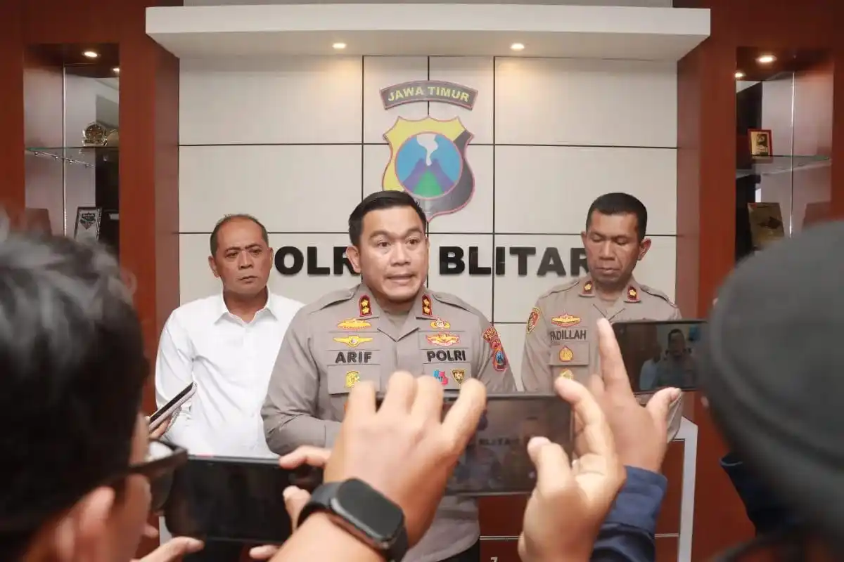 Kapolres Blitar AKBP Arif Fazlurrahman, didampingi Wakapolres dan Kasat Reskrim saat jumpa pers (Foto: Dok MI/Hms)