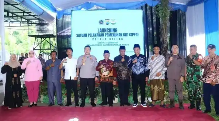Sesi foto bersama Bupati Blitar, bersama jajaran Forkopimda dan  Ketua DPRD Kabupaten Blitar Supriadi, memakai baju safari saat peluncuran SPPG Polres Blitar (Foto: Dok MI/Joko Prasetyo)