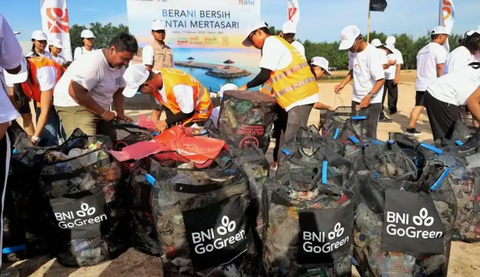 BNI menggelar aksi bersih Pantai Mertasari, Bali (Foto: Dok BNI)