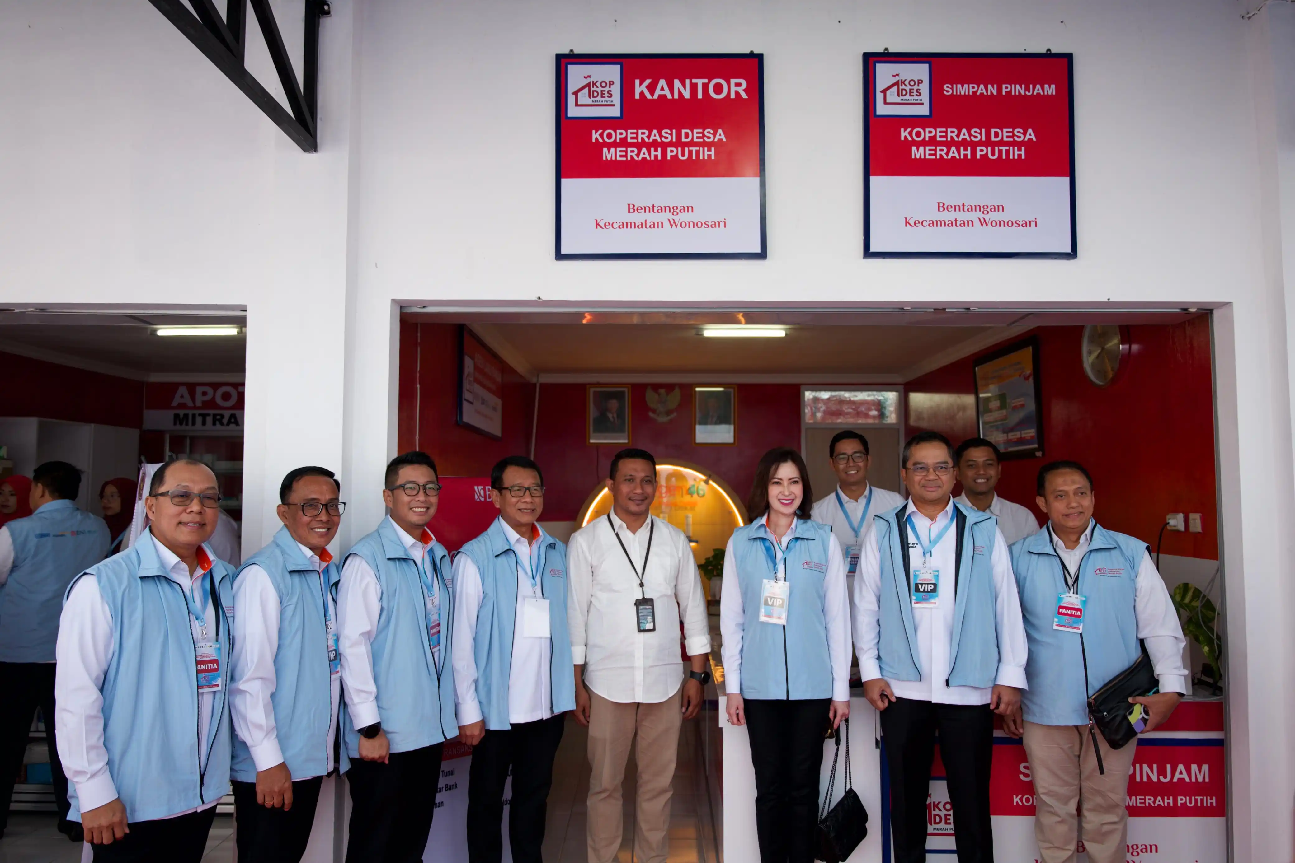 Wakil Dirkektur Utama (Wadirut) PT BNI Alexandra Askandar (ketiga dari kanan) bersama jajaran (Foto: Dok MI/BNI)