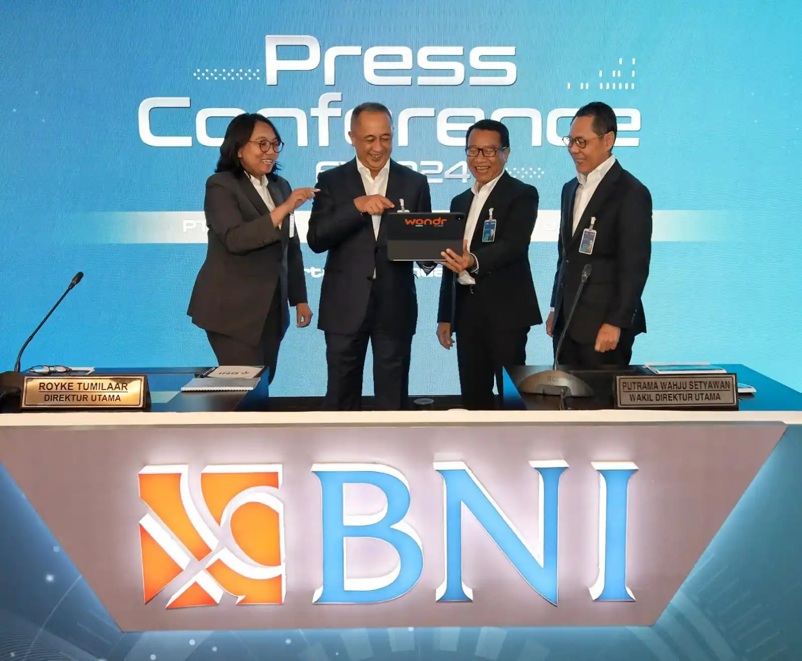 Direktur Utama (Dirut) PT Bank Negara Indonesia (Persero) Tbk atau BNI Royke Tumilaar (kedua dari kiri) (Foto: Dok MI/BNI)