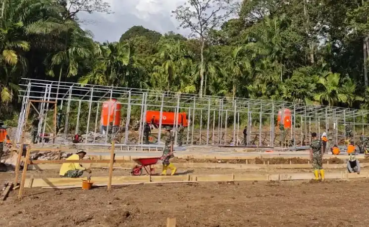 Proses pembangunan Hunian Sementara di Lapangan SDN 05 Kayu Pasak, Kecamatan Palembaian, Kabupaten Agam per tanggal 23 Desember 2025. (Foto: Dok MI/BNPB)