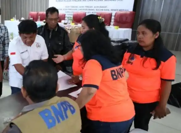BNPB menyalurkan dana perbaikan rumah rusak akibat bencana hidrometeorologi di Sumatera (Foto: Dok BNPB)