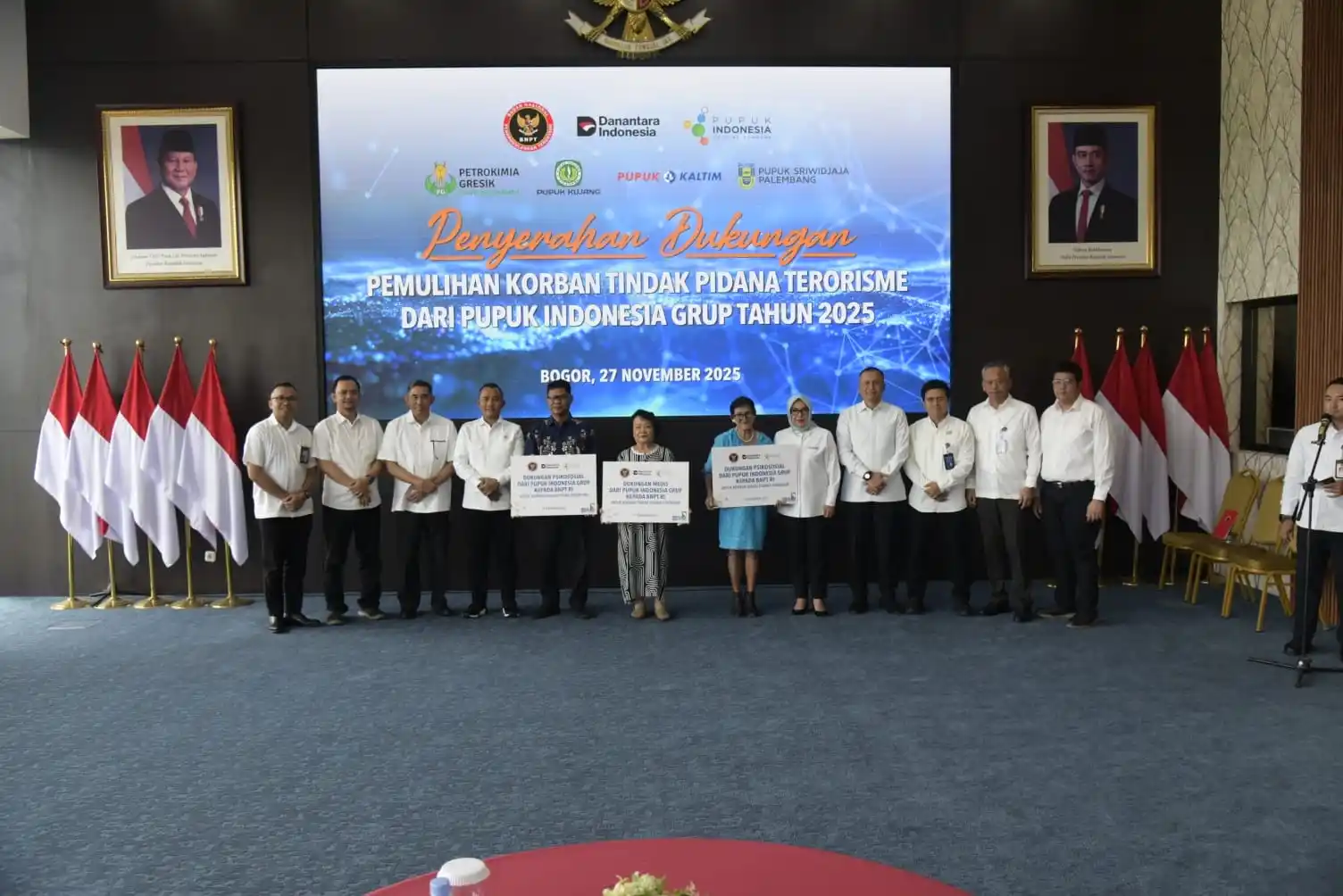 BNPT dan Pupuk Indonesia Grup menyerahkan dukungan pemulihan korban tindak pidana terorisme, Bogor, Kamis (27/11).