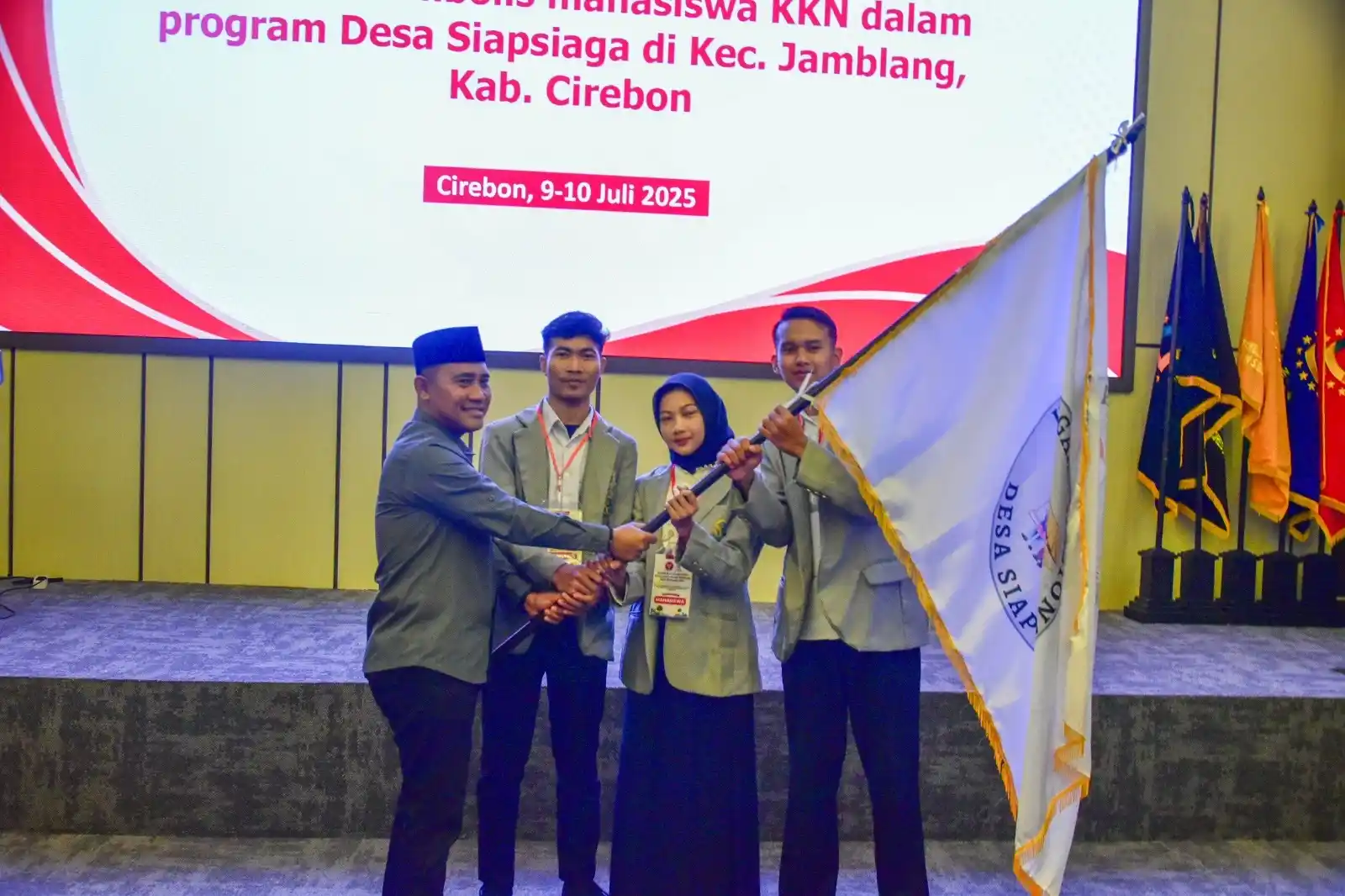 Kepala Badan Nasional Penanggulangan Terorisme (BNPT), Eddy Hartono melepas mahasiswa  UIN Cyber Syekh Nurjati Cirebon yang akan KKN (foto: istimewa)