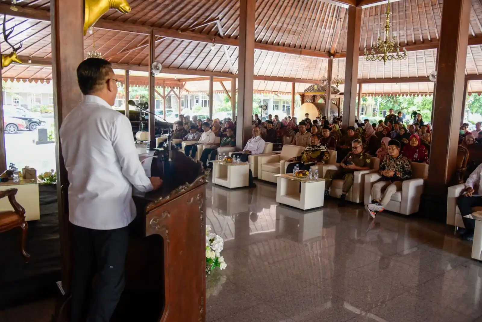 Direktur Pencegahan Badan Nasional Penanggulangan Terorisme (BNPT), Irfan Idris menyampaikan sambutan saat Dialog Kebangsaan Bersama Satuan Pendidikan Tingkat SMA/SMK/MA dalam Rangka Meningkatkan Toleransi dan Moderasi Beragama, Purwokerto, Kamis (30/10). (Foto: BNPT)