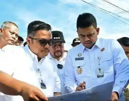 Gubernur Sumatra Utara, Bobby Nasution dan Kepala Dinas PUPR Sumatera Utara Topan Ginting meninjau Tanggul Sungai Dalu-Dalu, Desa Sukaraja dan Bendungan di Desa Tanjung Muda, Kecamatan Air Putih, Kabupaten Batubara, Sumut, Rabu (11/6/2025)