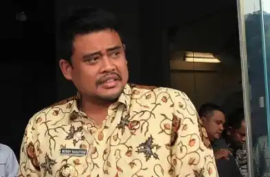 Gubernur Sumatera Utara Bobby Nasution (kiri) bersiap menjawab pertanyaan wartawan usai menghadiri kegiatan koordinasi dengan KPK di Gedung Merah Putih KPK, Jakarta, Senin (28/4/2025). Gubernur Sumatera Utara Bobby Nasution diundang KPK guna membahas koordinasi dan kolaborasi penguatan hubungan antara lembaga antirasuah tersebut dengan pemerintah daerah dalam rangka pencegahan korupsi, penyusunan anggaran, dan optimalisasi anggaran daerah.