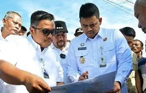 Gubernur Sumatera Utara, Bobby Nasution Kepala Dinas PUPR Sumatera Utara Topan Ginting meninjau Tanggul Sungai Dalu-Dalu, Desa Sukaraja dan Bendungan di Desa Tanjung Muda, Kecamatan Air Putih, Kabupaten Batubara, Sumut, Rabu (11/6/2025)
