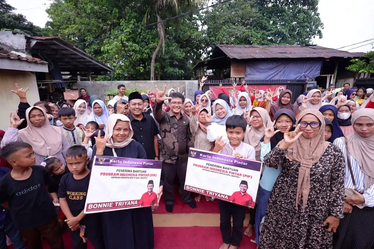 Anggota Komisi X DPR RI Fraksi PDI Perjuangan, Bonnie Triyana menyerahkan bantuan Program Indonesia Pintar (PIP) kepada siawa SD, SMP, dan SMA di Rangkas Bitung, Lebak, Banten (24/12). Ist