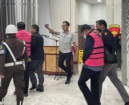 Kejaksaan Agung (Kejagung) resmi menetapkan tiga orang sebagai tersangka dalam kasus Dugaan Tindak Pidana Korupsi Pemberian Kredit PT Bank Pembangunan Daerah Jawa Barat dan Banten juga PT Bank DKI Jakarta kepada PT Sri Rejeki Isman Tbk (Sritex).