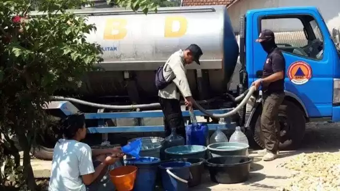 Petugas saat menyalurkan bantuan air bersih kepada warga (Foto: MI/BPBD Kab. Blitar)