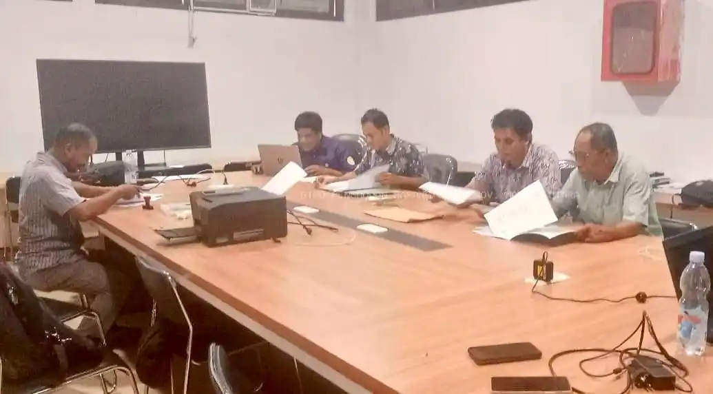 Suasana pembuktian kualifikasi yang dihadiri pelaku usaha peserta tender Jembatan Kali Oba II (Foto: Dok MI/BPBJ Malut)