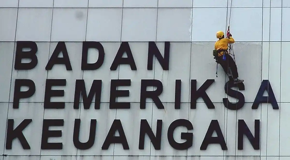 Petugas membersihkan gedung Badan Pemeriksa Keuangan (BPK) di Jalan Gatot Subroto, Jakarta (Foto: Dok MI/Antara)