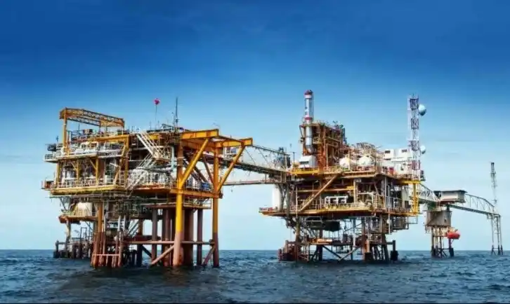 Badan Pemeriksa Keuangan (BPK) mengungkap berbagai pelanggaran dalam pengelolaan Barang Milik Negara (BMN) sektor hulu migas periode 2022–2024. Temuan mencakup penggunaan aset tanpa persetujuan, tidak dikenakan sewa atau nilai manfaat, serta transfer material tanpa biaya. Kondisi ini menyebabkan negara berpotensi kehilangan Penerimaan Negara Bukan Pajak (PNBP) minimal Rp3,41 triliun. BPK menilai masalah dipicu kelalaian koordinasi dan penetapan kebijakan antara SKK Migas, Kementerian ESDM, dan pengelola aset negara. Pemerintah menyatakan akan menindaklanjuti rekomendasi BPK melalui koordinasi lintas lembaga dan penagihan kewajiban kepada kontraktor. (Foto: Istimewa)