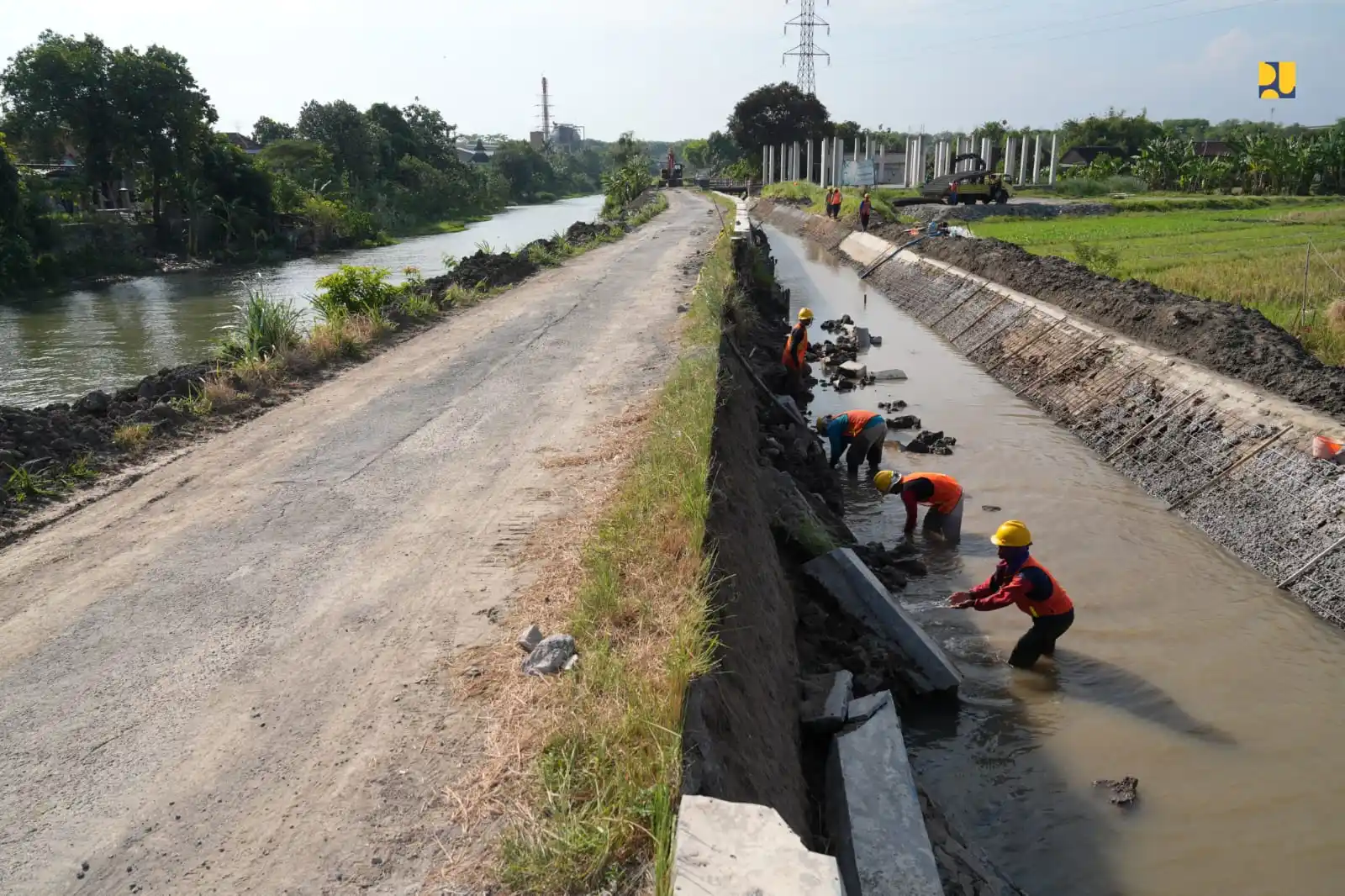 Kementerian Pekerjaan Umum melakukan rehabilitasi Jaringan Irigasi Delta Brantas, Sidoarjo guna mendukung ketahanan pangan, Sidoarjo, Senin (6/10). (Foto : dok PU)