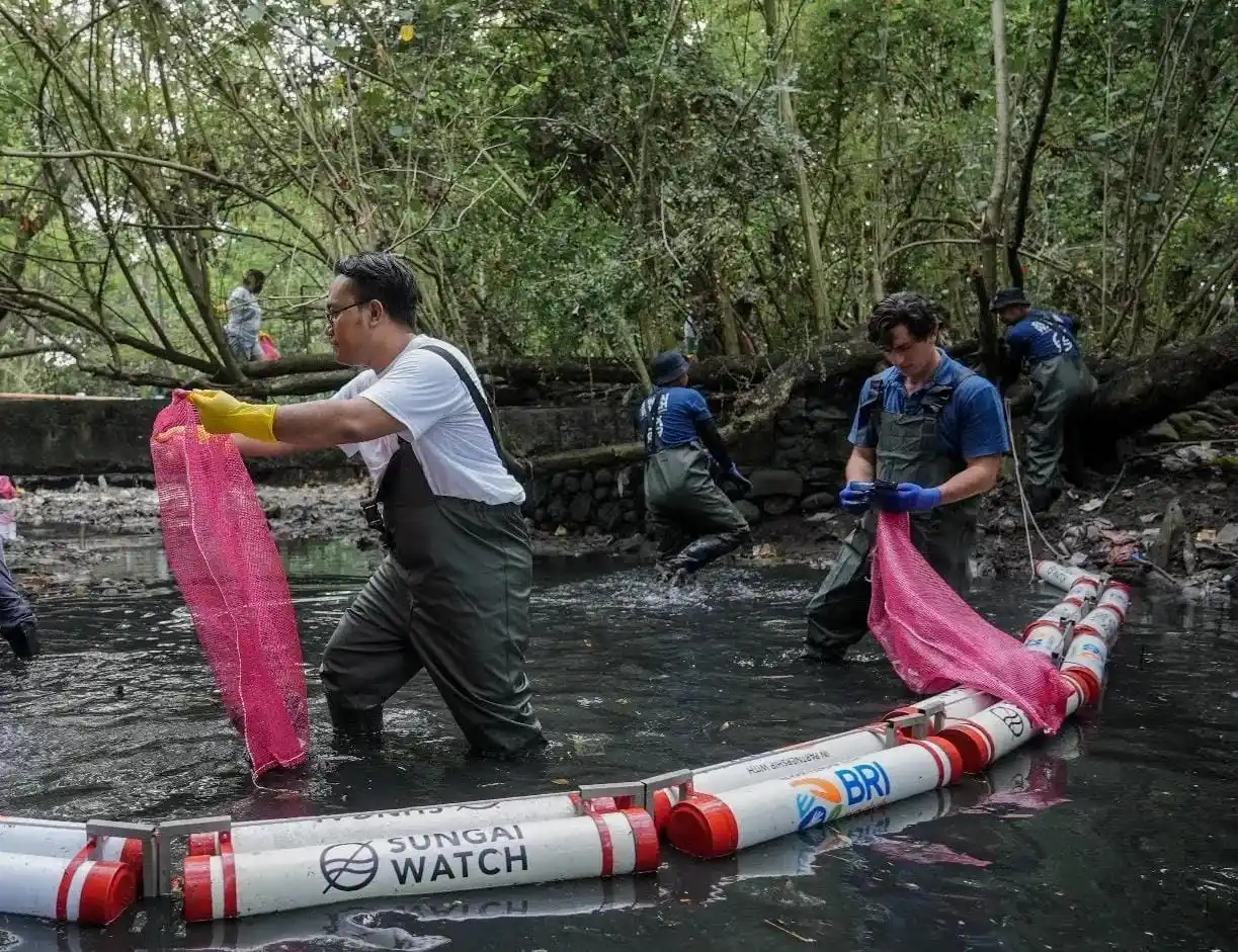 BRI Jaga Ekosistem Sungai Lewat Aksi Bersih-Bersih dan Edukasi Lingkungan (Foto: BRI)