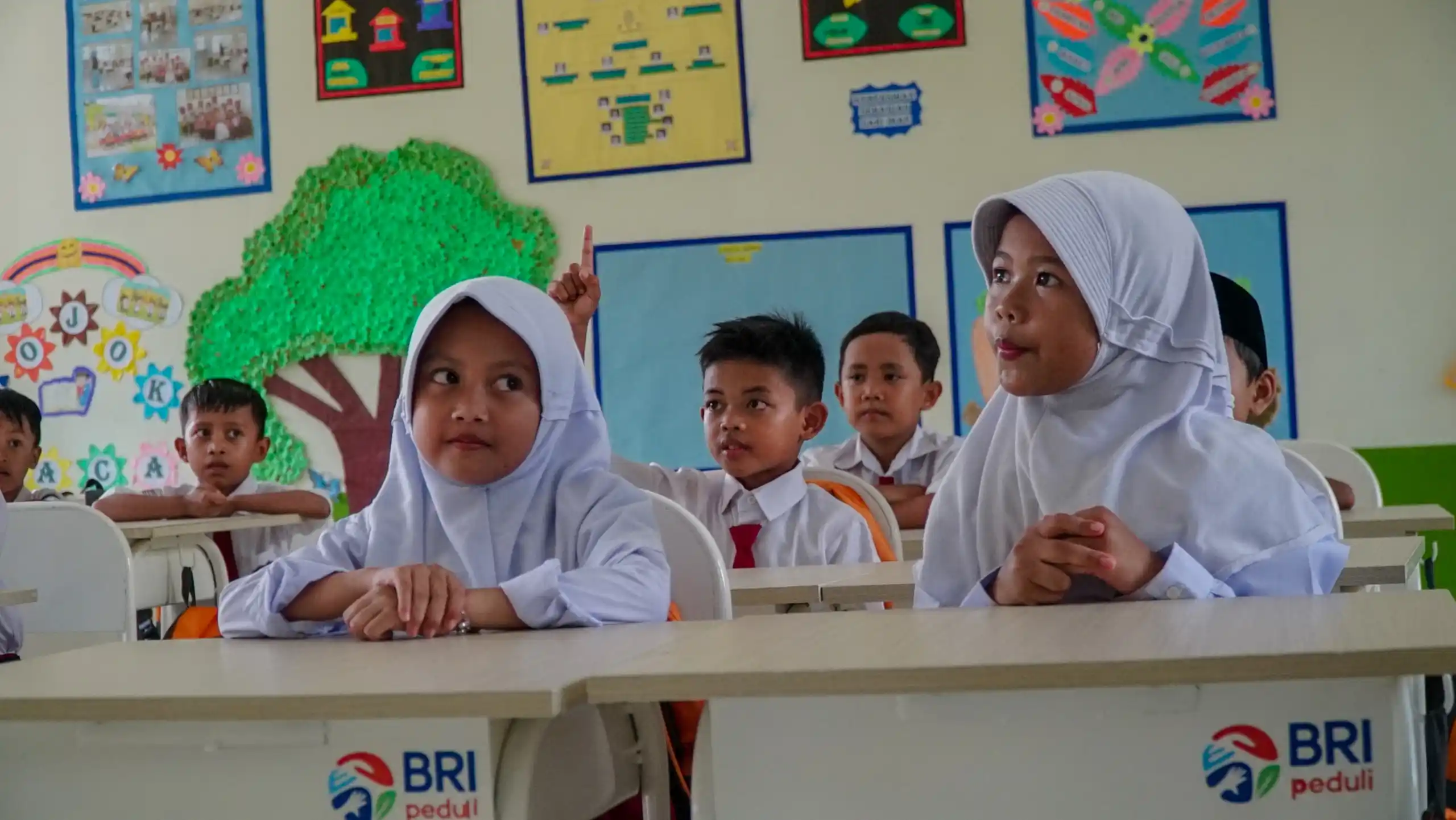 BRI Peduli memberikan bantuan beasiswa bagi pelajar di 10 Sekolah Dasar (SD) di berbagai daerah di Indonesia [Foto: Doc. BRI]