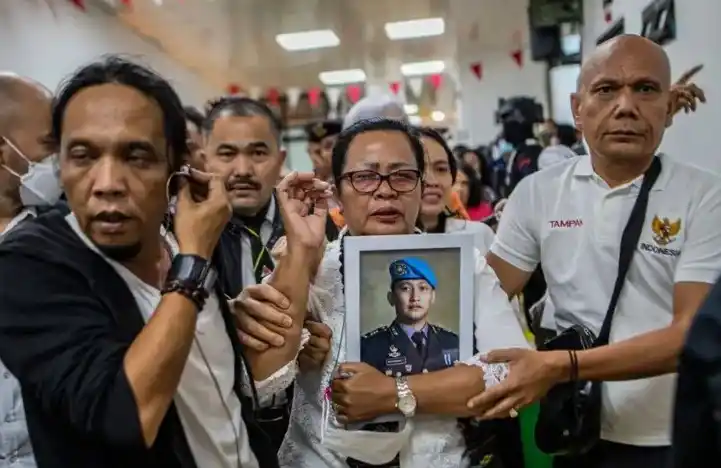 Rosti Simanjutak, ibu dari Brigadir Yosua Hutabarat sedang memeluk foto anaknya dalam rangkaian sidang kasus pembunuhan yang melibatkan Irjen Ferdy Sambo.