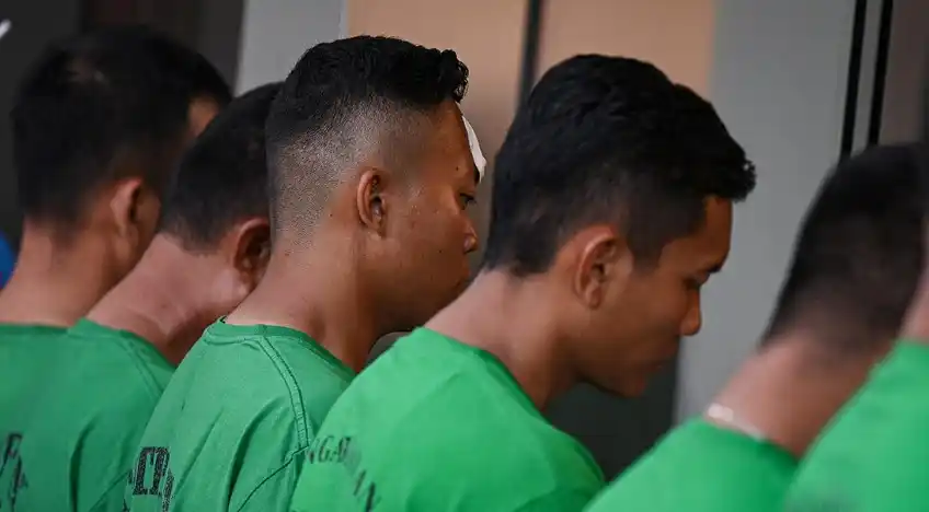 Dua dari tujuh anggota yang mengendarai mobil rantis dan menabrak pengendara ojek online (ojol) Affan Kurniawan hingga tewas saat demonstrasi di DPR RI dipastikan melakukan pelanggaran berat.