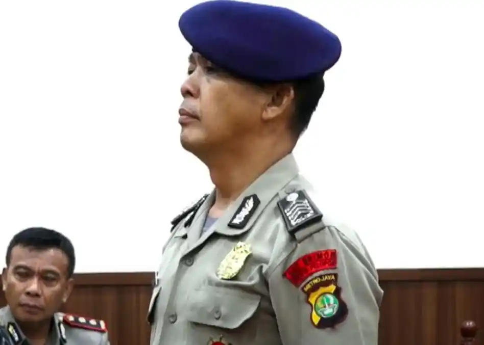 Bripka Rohmat tak kuasa menahan tangis saat menyampaikan curahan hati usai mendengar putusan sidang Komisi Kode Etik Profesi (KKEP) Polri, Kamis (4/9/2025), yang menyatakannya bersalah.